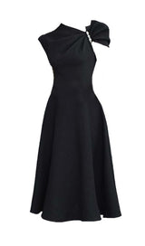 ASYMMETRIC SLEEVE PEARLS MIDI DRESS IN BLACK