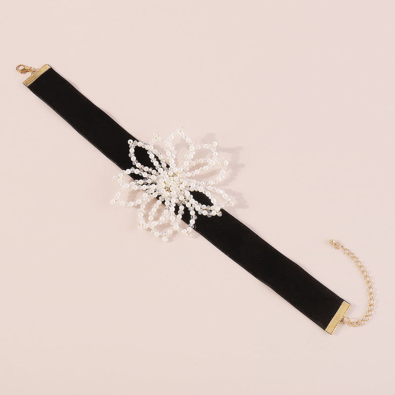 EXAGGERATED PEARL FLORAL CHOKER